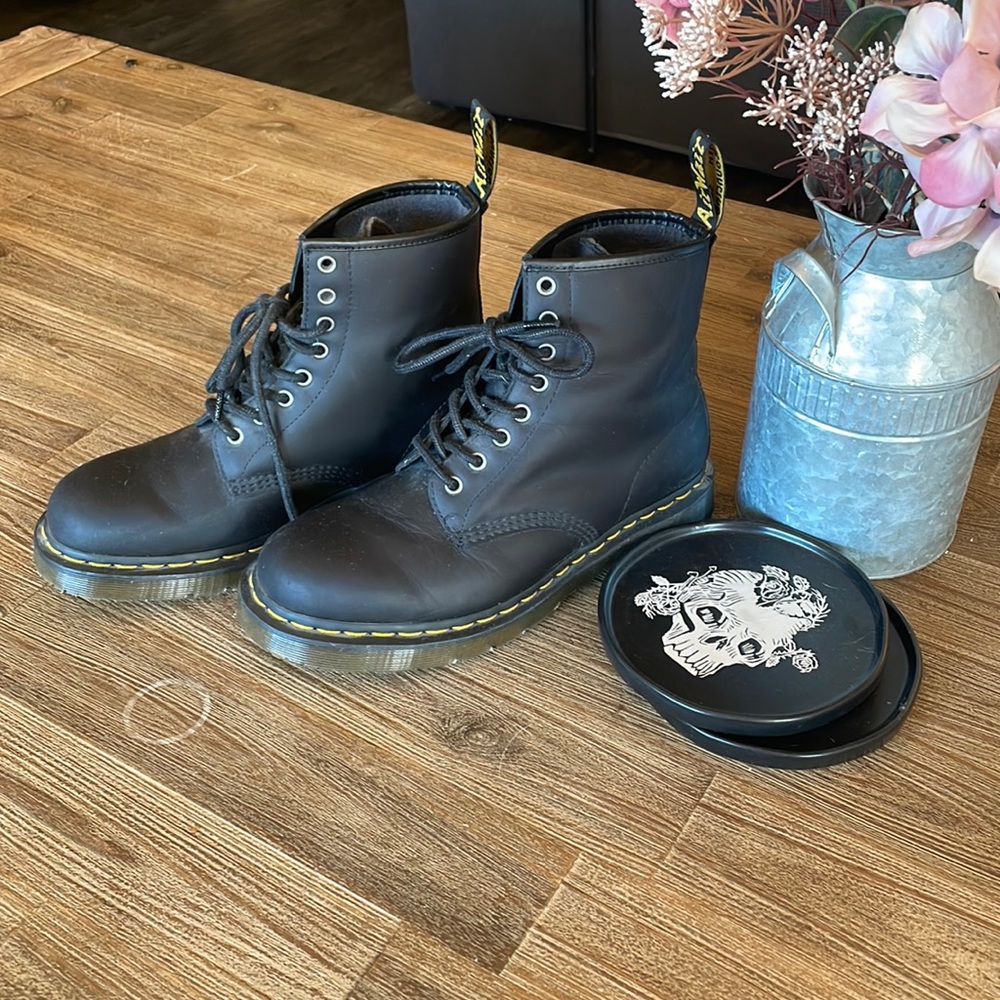 Very gently worn 1460 Pascal Virginia Leather Boots size 9